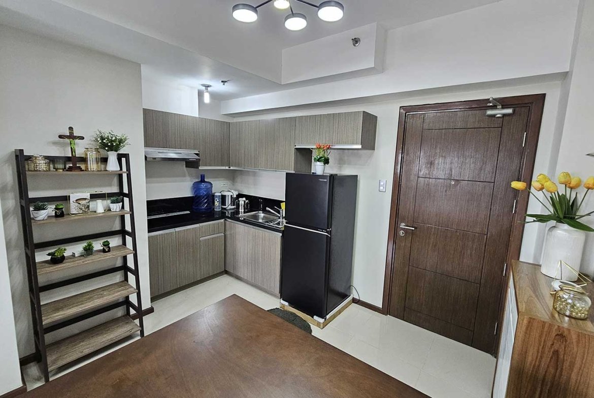 1 BR with Balcony & Access to Mall
