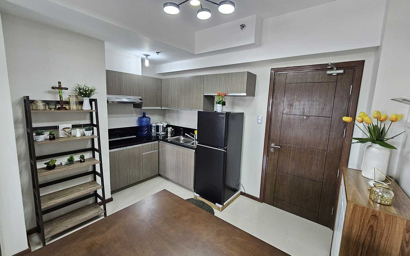 1 BR with Balcony & Access to Mall