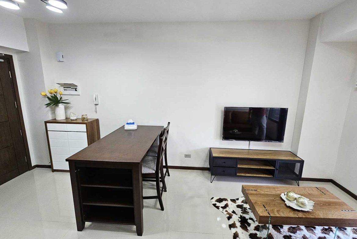 1 BR with Balcony & Access to Mall