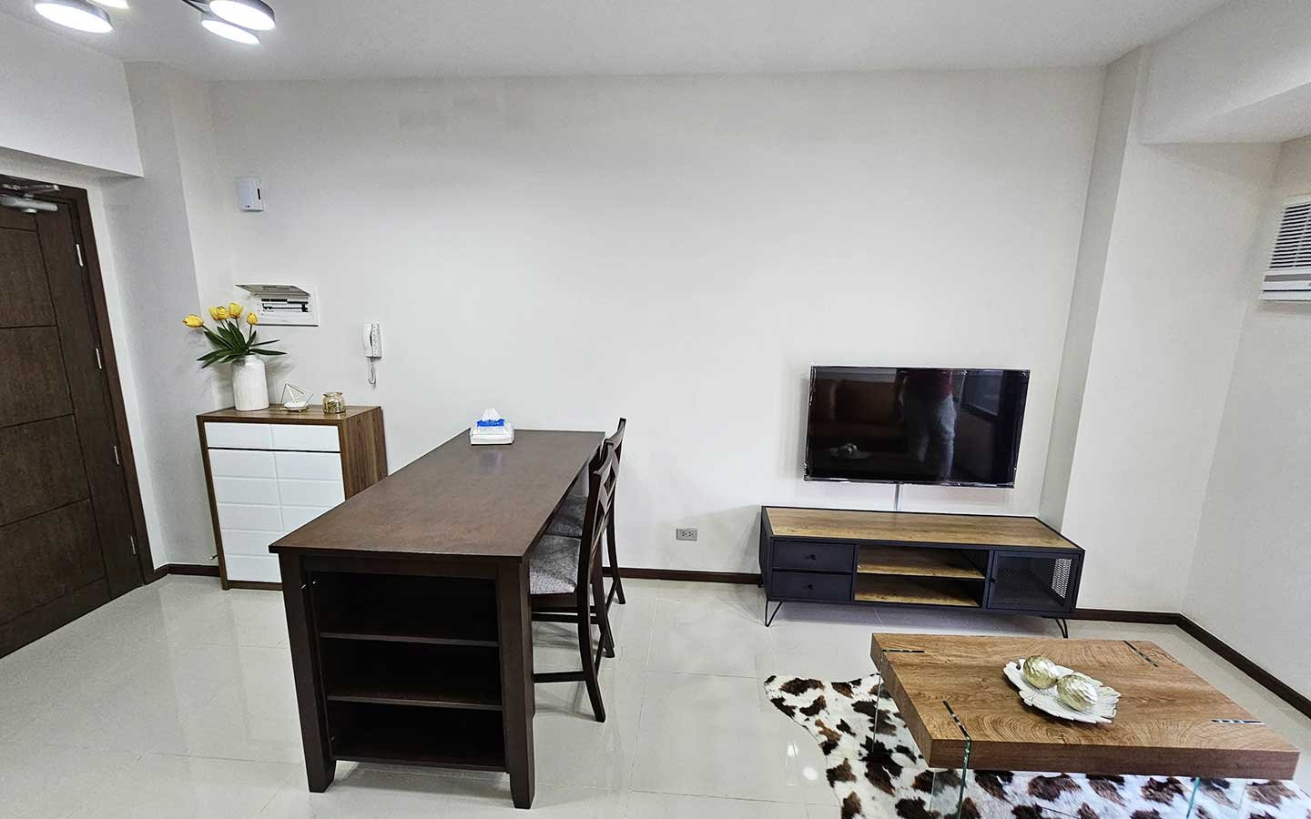 1 BR with Balcony & Access to Mall